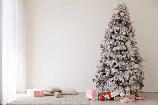 Karácsonyfa füzér fények újév ünnep ajándékok fehér lakberendezés — Stock Fotó