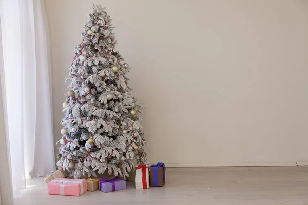 Weihnachtsbaum Girlande Lichter neues Jahr Urlaub Geschenke weiß Home Dekor — Stockfoto