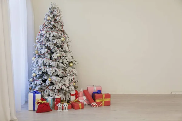 Árvore de Natal luzes de guirlanda ano novo presentes de férias decoração de casa branca — Fotografia de Stock