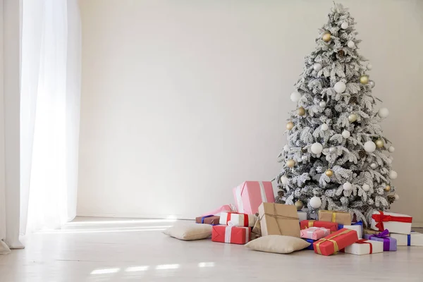 Girlande Lichter Neujahr Geschenke Weihnachtsbaum Urlaub weißes Haus Dekor — Stockfoto