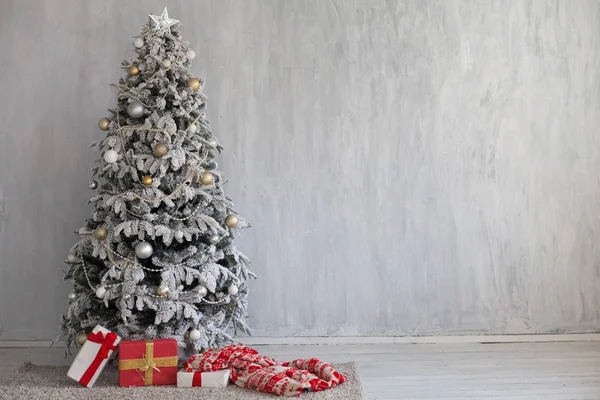 Árbol de Navidad Guirnalda luces año nuevo regalos de vacaciones blanco decoración del hogar —  Fotos de Stock