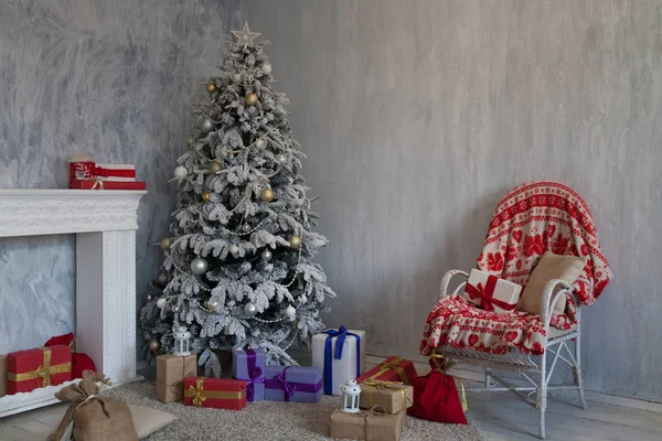 화 환 빛 새 해 선물 크리스마스 나무 휴일 화이트 하우스 장식 — 스톡 사진