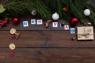 Noel arka plan yılbaşı ağacı Yılbaşı hediyeleri dekor dekorasyon kış tatil