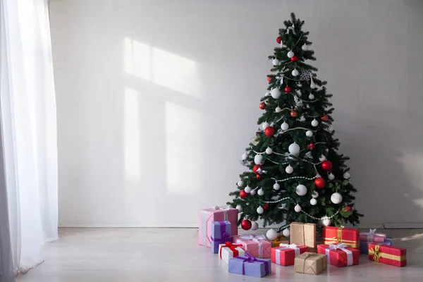 Рождественская елка с подарками, гирлянда огни Новый год украшения дома зимой — стоковое фото