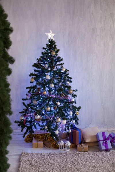 Albero di Natale con regali, ghirlanda luci nuovo anno inverno decorazione domestica — Foto Stock