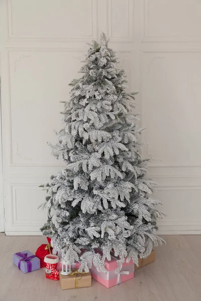 Árbol de Navidad con regalos, Guirnalda luces año nuevo decoración de la casa de invierno — Foto de Stock