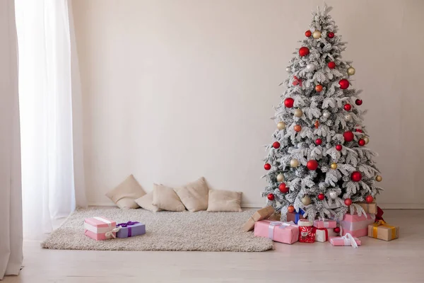 Eve Noel ağacı ışıkları yeni yıl beyaz kış çelenk ile — Stok fotoğraf