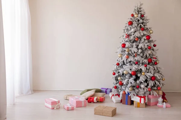 Árvore de Natal com grinaldas de luzes Ano Novo inverno branco — Fotografia de Stock