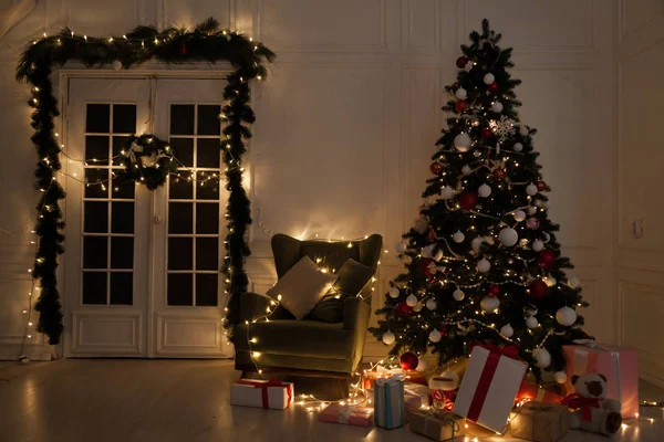 Arbre de Noël avec cadeaux, Guirlande lumières nouvel an décoration de maison d'hiver — Photo