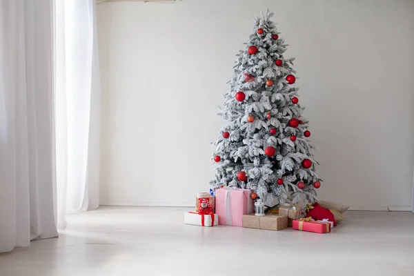 Christmas home tree with garlands of lights new year white winter — Stock Photo, Image