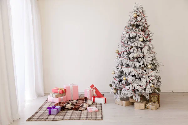 Árvore de Natal com grinaldas de luzes Ano Novo inverno branco — Fotografia de Stock