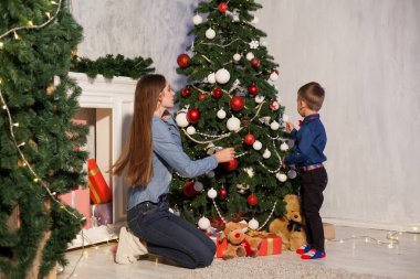 Anne ile küçük çocuk süslemeleri Noel ağacı yeni yıl tatili