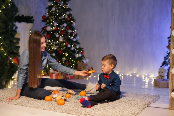 Maman et jeune garçon ouvert cadeaux de Noël arbre de Noël nouvelle année vacances — Photo