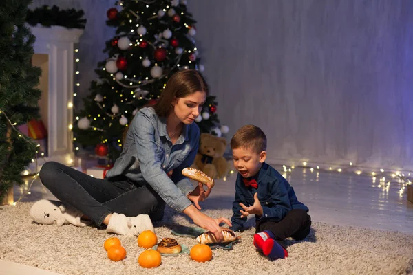 Мама и мальчик открывают рождественские подарки елка Новый год праздник — стоковое фото