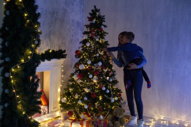 Anne ile küçük çocuk süslemeleri Noel ağacı yeni yıl tatili