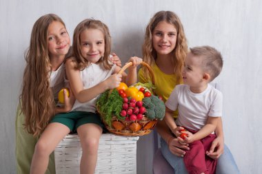 çocuk ile sağlıklı beslenme taze sebze domates brokoli ile limon biber, turp