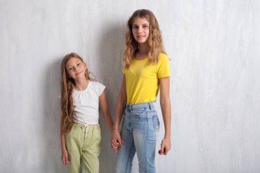 Eller portre tutan iki güzel moda kız