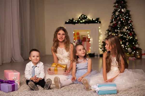 Los niños en los bengalas de Navidad regalos de año nuevo — Foto de Stock