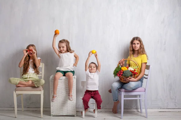 Bambini con sano mangiare verdure fresche pomodori broccoli al limone pepe, ravanello — Foto Stock