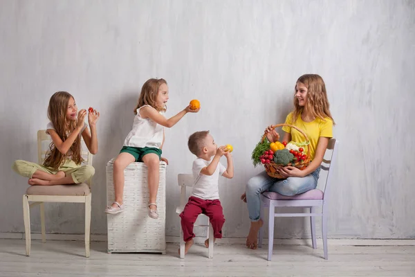 Bambini con sano mangiare verdure fresche pomodori broccoli al limone pepe, ravanello — Foto Stock