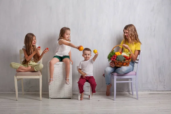 Bambini con sano mangiare verdure fresche pomodori broccoli al limone pepe, ravanello — Foto Stock