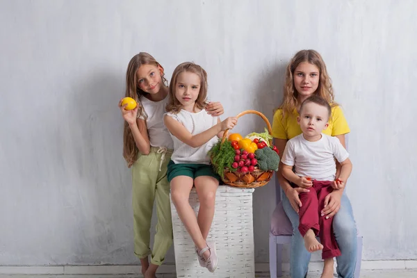 Bambini con sano mangiare verdure fresche pomodori broccoli al limone pepe, ravanello — Foto Stock