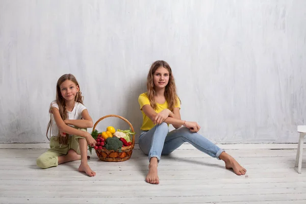 Bella ragazza con un cesto di verdure fresche, ravanelli, broccoli, pomodoro pepe — Foto Stock