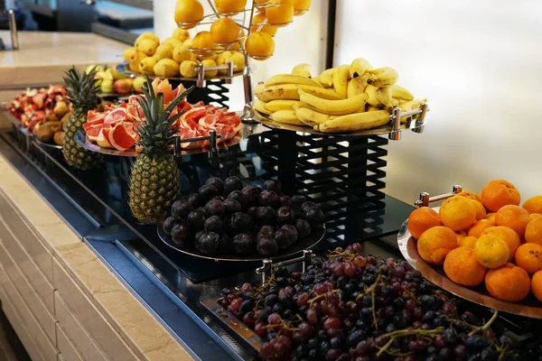 Assiettes aux fruits frais oranges pommes ananas bananes aliments sains — Photo