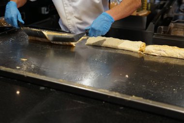 Restoranın mutfağında yumurta yumurta sarısı protein kahvaltıda omlet.