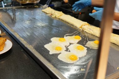 Restoranın mutfağında yumurta yumurta sarısı protein kahvaltıda omlet.