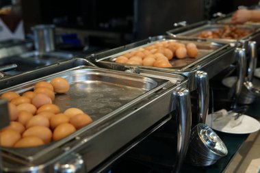 Restoranın mutfağında yumurta yumurta sarısı protein kahvaltıda omlet.