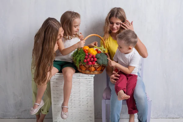 Niños con alimentación saludable verduras frescas tomates brócoli con pimienta de limón, rábano — Foto de Stock
