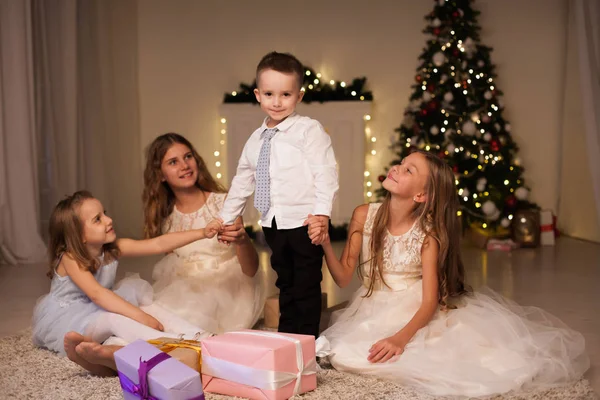 Los niños en los bengalas de Navidad regalos de año nuevo — Foto de Stock