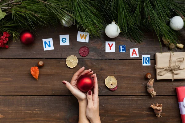 Las manos de las mujeres fondo de Navidad árbol de Navidad Junta regalos año nuevo decoración de vacaciones — Foto de Stock