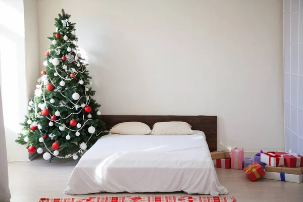Vánoční ložnice s postelí dary novoroční strom pohlednice — Stock fotografie