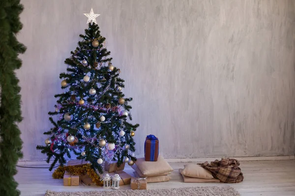 圣诞树与灯光花环装饰新年节日礼物 — 图库照片
