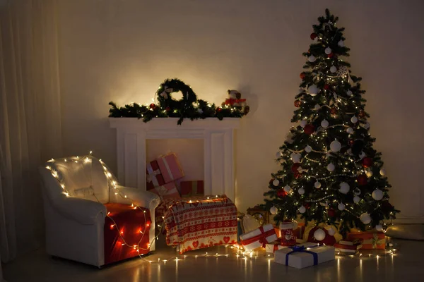 Hediyeler, Garland ışıkları yeni yıl kış tatili ile Noel ağacı