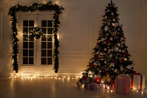 Albero di Natale con regali, ghirlanda luci Capodanno vacanza invernale — Foto Stock