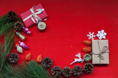 Noel arka plan yılbaşı ağacı Yılbaşı hediyeleri dekor dekorasyon kış tatil