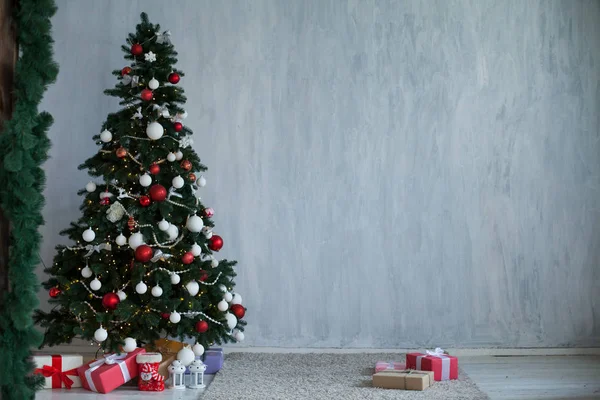 Navidad Interior año nuevo postal árbol de Navidad sobre un fondo gris regalos —  Fotos de Stock