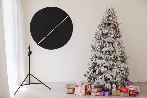 Árvore de Natal PhotoStudio no quarto com presentes feriado de ano novo — Fotografia de Stock