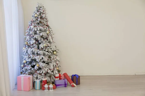 Árvore de Natal na sala com presentes e decoração de ano novo Festival — Fotografia de Stock