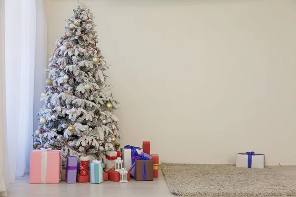 贈り物や装飾新年祭と部屋のクリスマス ツリー — ストック写真