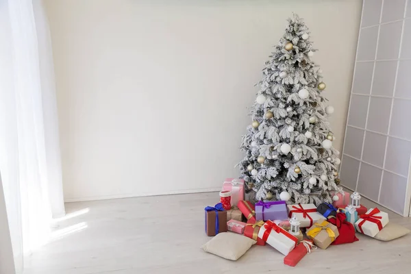 Árbol de Navidad Casa Interior año nuevo regalos de vacaciones decoración de invierno —  Fotos de Stock