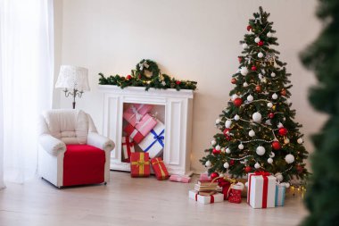 Hediyeler ve dekorasyon ışıklar yeni yıl Garland ile Noel ağacı