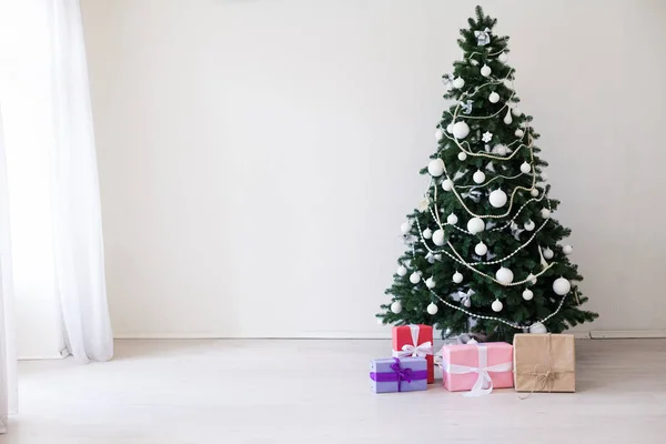 Hálószoba fények karácsonyfa girland újév ünnep ajándékok fehér lakberendezés — Stock Fotó