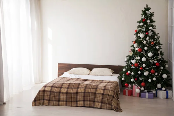 Schlafzimmer Lichter Weihnachtsbaum Girlande neues Jahr Urlaub Geschenke weiß Home Dekor — Stockfoto