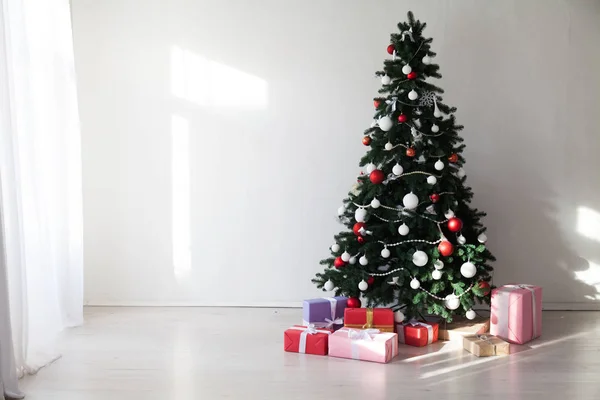Χριστουγεννιάτικο δέντρο με δώρα και διακοσμητικά φώτα γιρλάντα νέο έτος — Φωτογραφία Αρχείου
