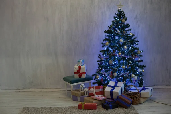 Hediyeler ve dekorasyon ışıklar yeni yıl Garland ile Noel ağacı — Stok fotoğraf