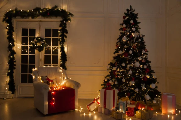 Arbre de Noël avec des cadeaux et des décorations les lumières nouvelle année Guirlande — Photo